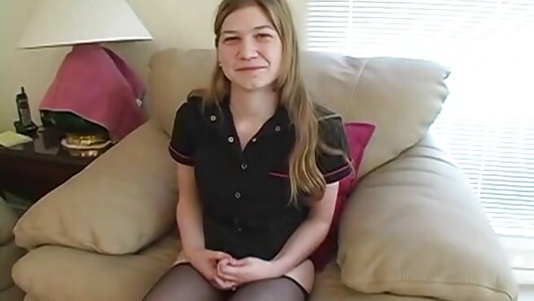 Горещата блондинка детегледачка се забавлява порно клипове с лесбийки с фалоса на плешивия шибан