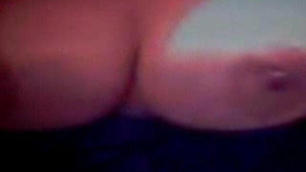 Жената поставя порно клипове с бабички вибратор в розовата путка и чака оргазъм