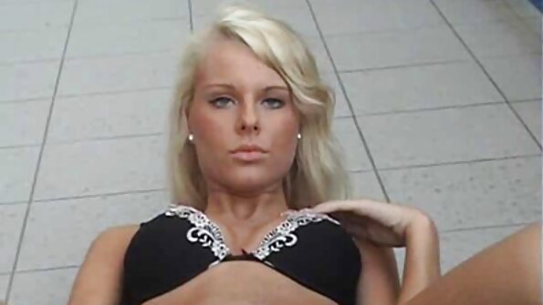 Ослепителната блондинка Лили Рей се чука в задника на дивана аматьорски клипове за кастинг