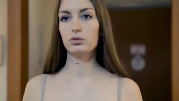Любовта с кестенява коса даде на човека porno lizbiiki намек, че може да опита анално