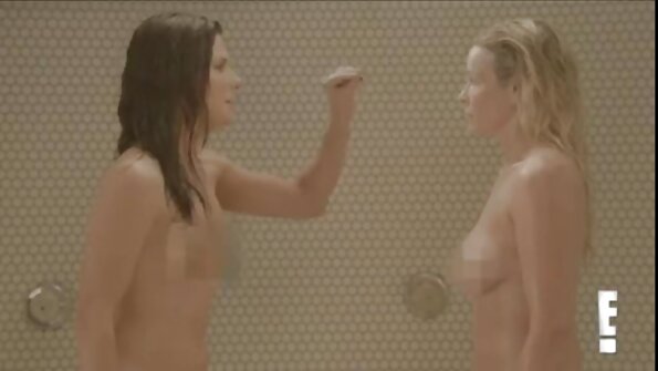 Мона Уелс храни своята нуждаеща се видеоклипове секс путка на гореща млада лесбийка