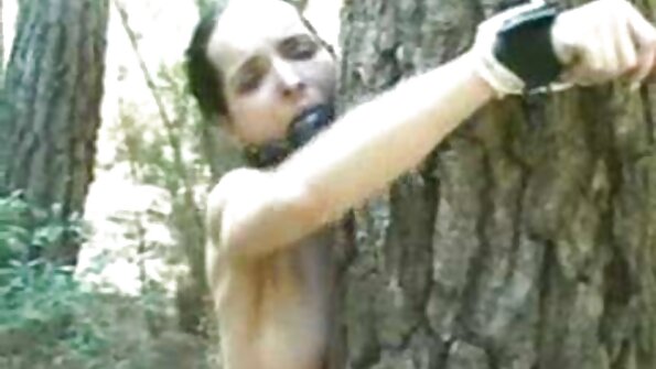 Дръжка, представена от красива видеоклипове порно мацка на открито, кара човека да свършва
