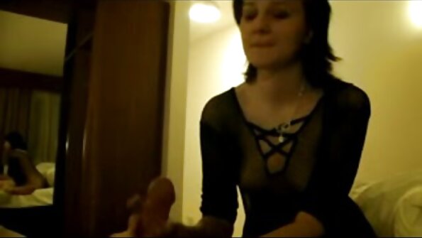 Лили Лабо държи краката си разтворени за дълбок майка и син секс видео хардкор секс